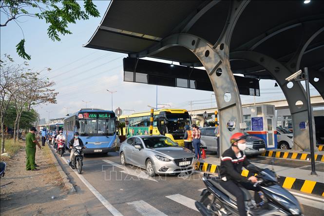 Trong ảnh: Giao thông đông đúc trong thời gian cao điểm buổi sáng 1/4/2021. Ảnh: Thành Chung - TTXVN