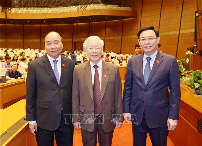 Tổng Bí thư, Chủ tịch nước Nguyễn Phú Trọng, Thủ tướng Nguyễn Xuân Phúc và Chủ tịch Quốc hội Vương Đình Huệ tại phiên họp chiều 1/4. Ảnh: Trí Dũng - TTXVN