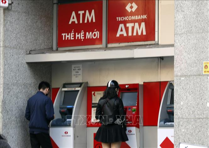 Trong ảnh: Một điểm rút tiền bằng thẻ ATM của Techcombank. Ảnh: Trần Việt - TTXVN