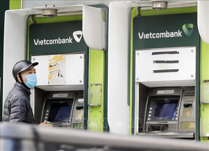 Trong ảnh: Một điểm rút tiền bằng thẻ ATM của Vietcombank. Ảnh: Trần Việt - TTXVN