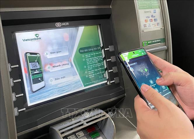 Trong ảnh: Ngoài phát hành thẻ ATM mới gắn chip, Vietcombank còn đưa công nghệ rút tiền không cần thẻ thông qua mã QR (mã phản hồi nhanh). Ảnh: Trần Việt - TTXVN