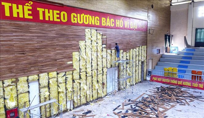 Trong ảnh: Các đơn vị đang đẩy nhanh tiến độ các hạng mục cải tạo, nâng cấp, tu sửa cơ sở vật chất nhà thi đấu môn bóng rổ sẽ là môn thi đấu chính tại SEA Games 31. Ảnh: Thành Đạt - TTXVN