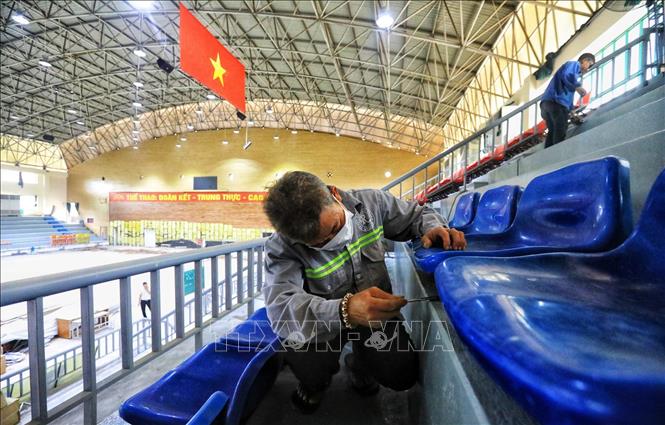 Trong ảnh: Các đơn vị đang đẩy nhanh tiến độ các hạng mục cải tạo, nâng cấp, tu sửa cơ sở vật chất nhà thi đấu môn bóng rổ sẽ là môn thi đấu chính tại SEA Games 31. Ảnh: Thành Đạt - TTXVN
