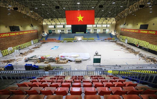 Trong ảnh: Trung tâm VHTT và TT huyện Thanh Trì tập trung cải tạo, tu sửa nhà thi đấu bóng rổ nơi được chọn làm nơi thi đấu SEA Games 31. Ảnh: Thành Đạt - TTXVN