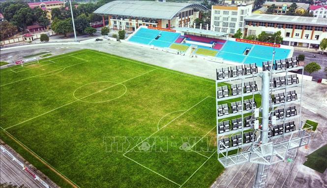 Trong ảnh: Hệ thống đèn chiếu sáng hiện đại, tối tân được trang bị cho sân đá bóng nơi tập luyện của một số đội bóng đá nam ở kỳ SEA Games sắp tới. Ảnh: Thành Đạt - TTXVN