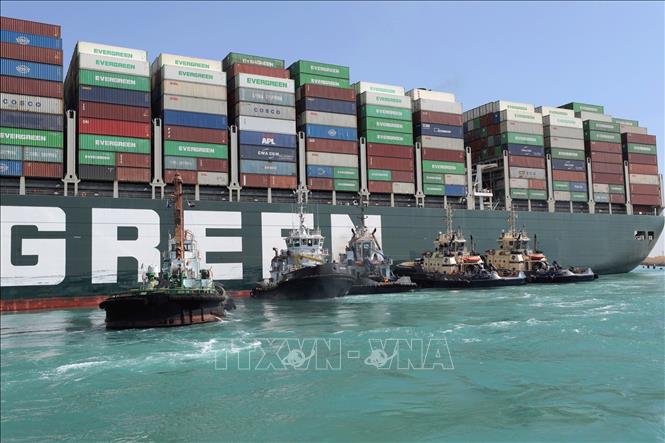 Trong ảnh: Tàu cứu hộ nỗ lực giải cứu tàu chở hàng Ever Given mắc cạn tại Kênh đào Suez, Ai Cập, ngày 28/3/2021. Ảnh: THX/ TTXVN