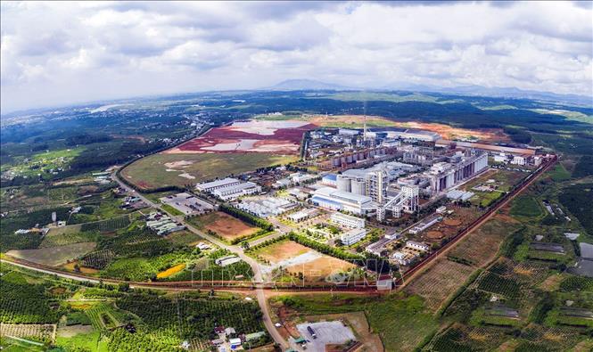 Nhà máy nhôm Lâm Đồng thuộc Công ty TNHH MTV Nhôm Lâm Đồng (Tập đoàn công nghiệp Than-Khoáng sản Việt Nam - TKV). Sau 7 năm chính thức vận hành thương mại, đến nay Công ty đã trở thành đơn vị hàng đầu trong lĩnh vực công nghiệp, là 1 trong những đơn vị đóng góp ngân sách cao nhất của tỉnh Lâm Đồng. Ảnh: Chu Quốc Hùng-TTXVN
