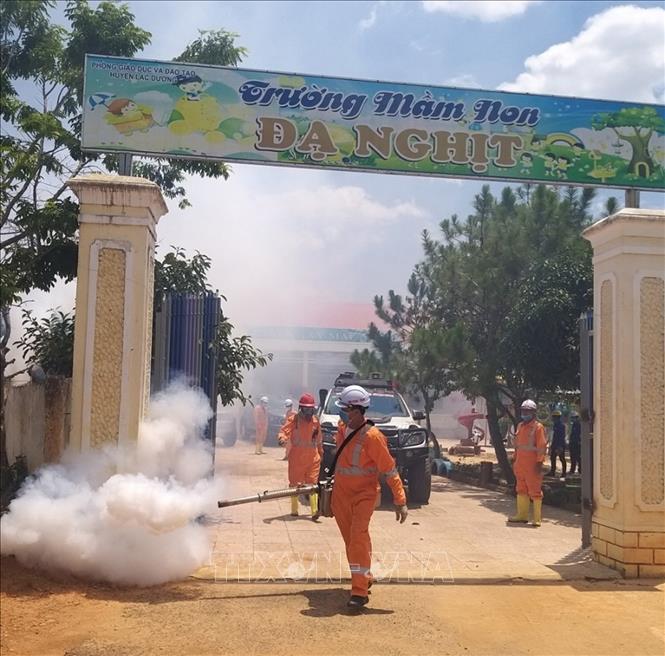 Phun khử trùng phòng chống dịch COVID-19 trên địa bàn huyện Lạc Dương và Trường Đại học Đà Lạt, năm 2020. Ảnh: TTXVN phát