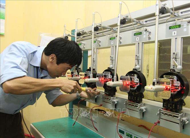 Kiểm định đồng hồ đo điện một pha tại Chi cục Tiêu chuẩn - Đo lường - Chất lượng tỉnh Lâm Đồng. Ảnh: Vũ Sinh - TTXVN
