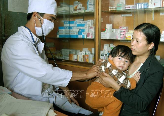 Khám chữa bệnh miễn phí cho trẻ tại cơ sở y tế công lập xã Hòa Nam, huyện Di Linh, tỉnh Lâm Đồng. Ảnh: Dương Ngọc - TTXVN