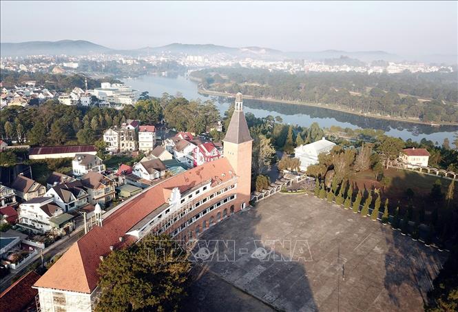 Trường Cao đẳng Sư phạm Đà Lạt (trước đây là Trường Petit Lycée Dalat) được xây dựng cách nay 93 năm, là một trong 10 ngôi trường đẹp nhất Việt Nam và được Hiệp hội Kiến trúc Quốc tế (UIA) công nhận là một trong số 1.000 công trình kiến trúc tiêu biểu thế kỷ 20. Ảnh: Chu Quốc Hùng-TTXVN