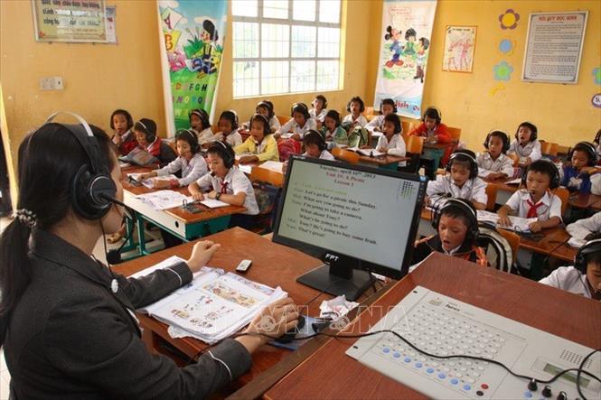 Giờ học Tiếng Anh của học sinh lớp 4 Trường Tiểu học Lương Thế Vinh, xã Đạ Rsal, huyện Đam Rông (Lâm Đồng) - trường đạt chuẩn quốc gia mức độ I đầu tiên của huyện. Ảnh: Quý Trung - TTXVN