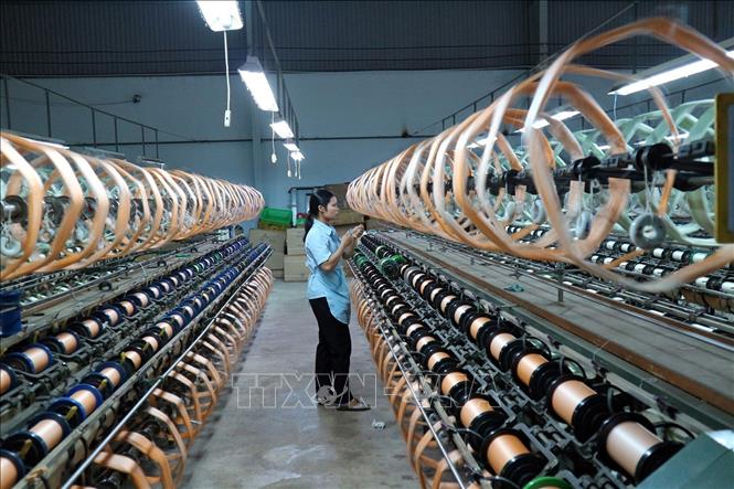 Hoạt động sản xuất tại Công ty TNHH xe tơ dệt lụa Hà Bảo (Lâm Đồng). Ảnh: Chu Quốc Hùng - TTXVN