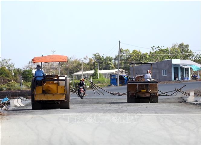 Trong ảnh: Dự án nâng cấp, cải tạo QL 53 Trà Vinh - Long Toàn có tổng chiều dài 43,88 km, cải tạo nền mặt đường từ 7 m lên 12 m, trong đó mặt đường rộng 11 m, nâng cấp hệ thống thoát nước, xây dựng mới 2 cầu và mở rộng 5 cầu từ 7 m lên 9 m. Ảnh: Huy Hùng - TTXVN