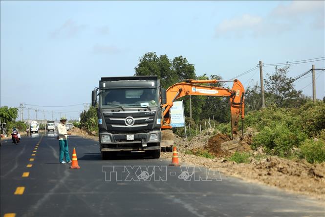 Trong ảnh: Thi công cải tạo trên tuyến. Ảnh: Huy Hùng - TTXVN