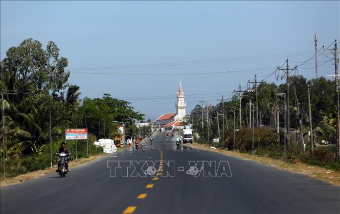 Trong ảnh: Một đoạn đường qua huyện Cầu Ngang đã hoàn thành. Ảnh: Huy Hùng - TTXVN