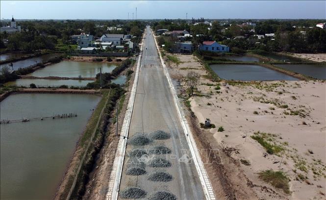 Trong ảnh: Vướng mắc nhất của dự án hiện nay là nguồn vật liệu phục vụ thi công một số hạng mục cuối cùng tại các tuyến tránh. Ảnh: Huy Hùng - TTXVN