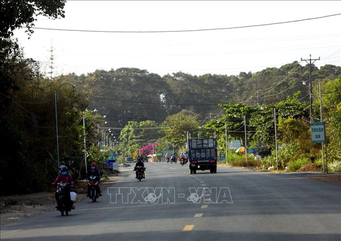 Trong ảnh: Một đoạn đường qua huyện Châu Thành, tỉnh Trà Vinh đã cơ bản hoàn thành. Ảnh: Huy Hùng - TTXVN