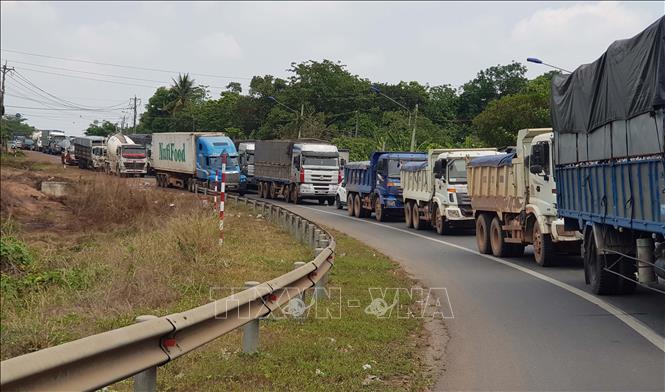 Vụ tai nạn khiến Quốc lộ 14 kẹt xe kéo dài gần 1 km. Ảnh: TTXVN phát
