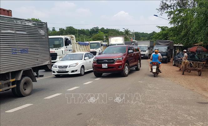 Vụ tai nạn khiến Quốc lộ 14 kẹt xe kéo dài gần 1 km. Ảnh: TTXVN phát
