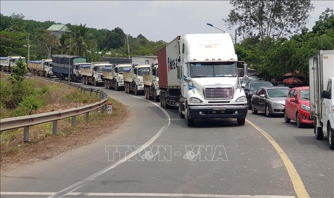 Vụ tai nạn khiến Quốc lộ 14 kẹt xe kéo dài gần 1 km. Ảnh: TTXVN phát
