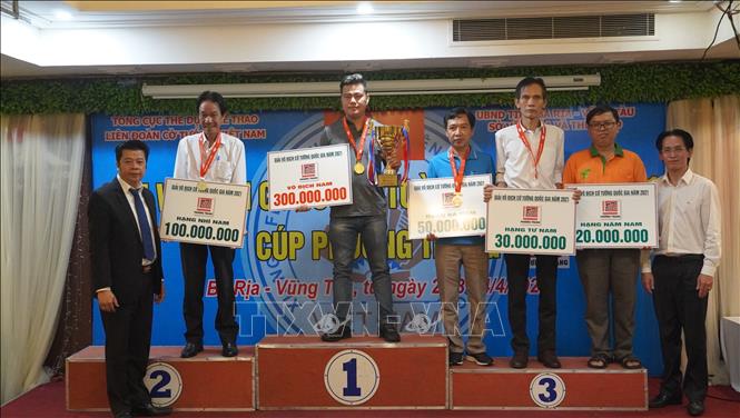 Trao thưởng cho các VĐV đoạt giải. Ảnh: Huỳnh Ngọc Sơn - TTXVN
