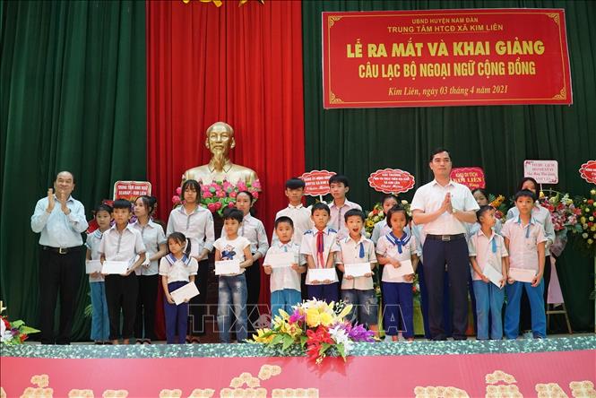 Trong ảnh: Lễ ra mắt và khai giảng Câu lạc bộ ngoại ngữ cộng đồng.  Ảnh: Bích Huệ-TTXVN