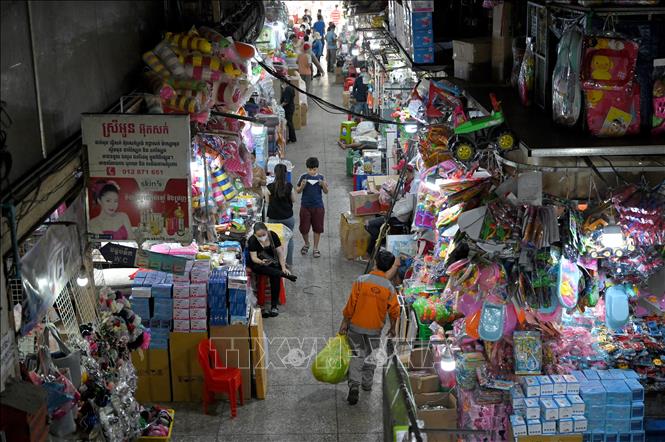 Trong ảnh: Bên trong một khu chợ ở Phnom Penh, Cambodia, ngày 17/3/2021. Ảnh: AFP/ TTXVN