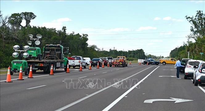 Trong ảnh: Tuyến đường cao tốc dẫn đến Hồ chứa nước thải ở Vịnh Tampa, gần cảng Manatee, bang Florida, Mỹ, phải đóng cửa do sự cố rò rỉ nước thải ở hồ. Ảnh: Herald-Tribune/TTXVN