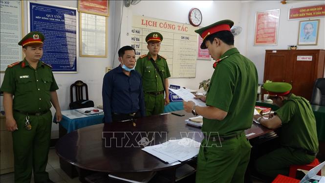 Trong ảnh: Cơ quan công an tống đạt quyết định bắt tạm giam Nguyễn Ngọc Huy. Ảnh Công Trí-TTXVN