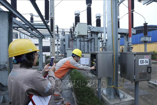 Trong ảnh: Công nhân thực hiện chụp các bức ảnh về quy trình có định vị, thời gian … tại Trạm biến áp 110 KV Thịnh Đán, tỉnh Thái Nguyên khi làm việc. Ảnh: Anh Tuấn - TTXVN