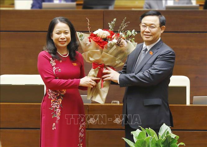 Photo: National Assembly Vuong Dinh Hue congratulates new State Vice President Vo Thi Anh Xuan. VNA Photo