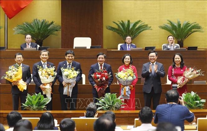 Photo: NA Chairman Vuong Dinh Hue congratulate new State Vice President and members of the NA's Standing Committee. VNA Photo