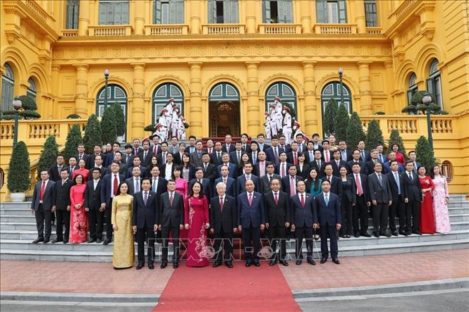 Photo: Party, State and Government leaders pose with the staff of the President's Office. VNA Photo: Trí Dũng
