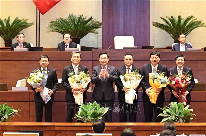 Photo: NA Chairman Vuong Dinh Hue (3rd L) congratulates new chairpersons of NA Commitees, NA Secretary General, and State Auditor General. VNA Photo