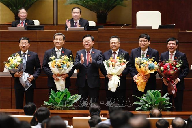 Photo: NA Chairman Vuong Dinh Hue (3rd L) congratulates new chairpersons of NA Committees, NA Secretary General, and State Auditor General. VNA Photo
