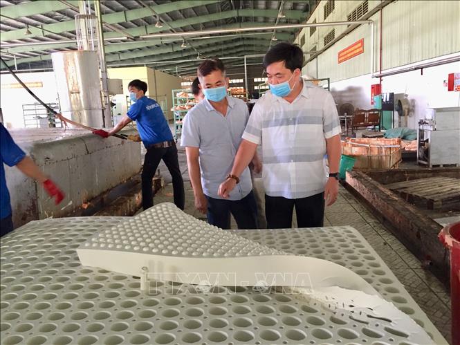 Photo: Making rubber matresses for exports at the Dong Phu Rubber JSC in the southern province of Binh Phuoc. VNA Photo