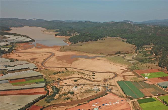 Tronga rnh: Thượng nguồn hồ Đankia (huyện Lạc Dương, Lâm Đồng) nhìn từ trên cao với khu vực lòng hồ hiện chỉ là một dòng suối nhỏ. Ảnh: TTXVN phát 