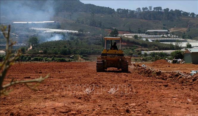 Trong ảnh: San ủi đất để dựng nhà kính làm vườn trồng rau, hoa là một trong những nguyên nhân khiến lòng hồ Đankia bị bồi đắp theo thời gian. Ảnh: Nguyễn Dũng – TTXVN 