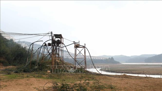 Trong ảnh: Hệ thống máy bơm của người dân được kê lên cao để sử dụng trong mùa nước lớn. Ảnh: Nguyễn Dũng – TTXVN 

