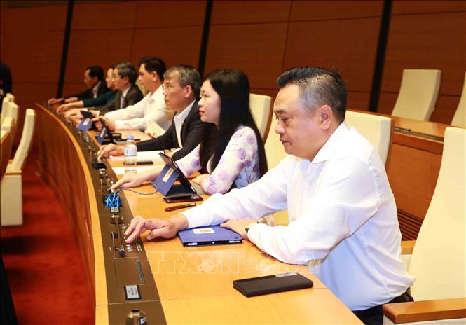 Đại biểu Quốc hội tỉnh Lạng Sơn biểu quyết thông qua Nghị quyết phê chuẩn đề nghị việc bổ nhiệm một số Phó Thủ tướng Chính phủ, một số Bộ trưởng và thành viên khác của Chính phủ. Ảnh: Phương Hoa - TTXVN
