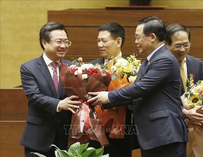 Chủ tịch Quốc hội Vương Đình Huệ tặng hoa chúc mừng Bộ trưởng Bộ Xây dựng Nguyễn Thanh Nghị. Ảnh: Doãn Tấn - TTXVN