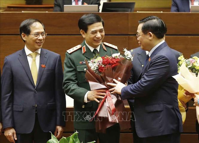 Chủ tịch Quốc hội Vương Đình Huệ tặng hoa chúc mừng Bộ trưởng Bộ Quốc phòng Phan Văn Giang. Ảnh: Doãn Tấn - TTXVN