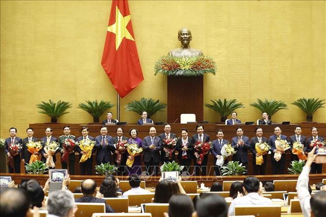 Photo: President Nguyen Xuan Phuc, Prime Minister Pham Minh Chinh and NA Chairman Vuong Dinh Hue with newly-appointed cabinet members. VNA Photo