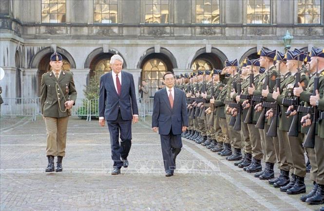 Trong ảnh: Thủ tướng Phan Văn Khải và Thủ tướng Hà Lan Wim Kok duyệt đội danh dự tại Lễ đón trong chuyến thăm chính thức Vương quốc Hà Lan từ ngày 14 - 16/10/2001. Ảnh: Thế Thuần - TTXVN