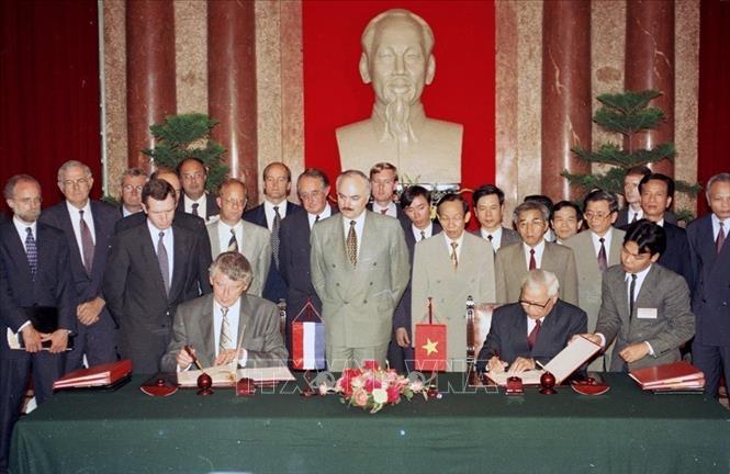 Trong ảnh: Lễ ký thông cáo chung giữa Thủ tướng Võ Văn Kiệt và Thủ tướng Hà Lan Wim Kok, ngày 12/6/1995, tại Phủ Chủ tịch. Kể từ năm 1993, đã có rất nhiều các chuyến thăm, trao đổi đoàn giữa lãnh đạo cấp cao hai nước, qua đó tạo cơ sở tăng cường quan hệ hữu nghị tin cậy và hợp tác tốt đẹp trên tất cả các lĩnh vực. Ảnh: Minh Đạo - TTXVN