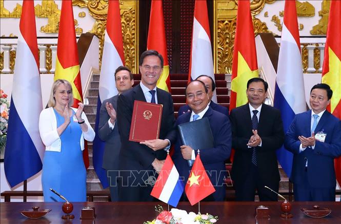 Trong ảnh: Thủ tướng Nguyễn Xuân Phúc và Thủ tướng Hà Lan Mark Rutte ký kết biên bản ghi nhớ về hợp tác chuyển đổi nông nghiệp tại Đồng bằng sông Cửu Long, ngày 9/4/2019. Ảnh: Thống Nhất –TTXVN