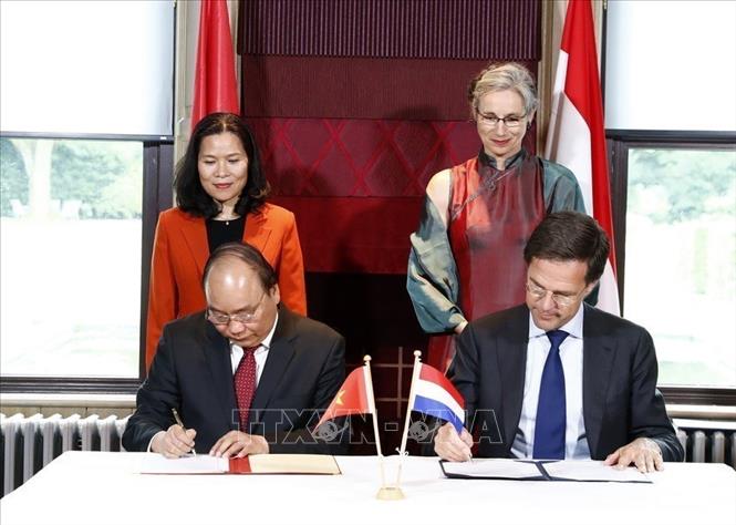 Trong ảnh: Thủ tướng Nguyễn Xuân Phúc và Thủ tướng Hà Lan Mark Rutte ký tuyên bố chung sau hội đàm, trong chuyến thăm chính thức Hà Lan (10/7/2017). Ảnh: Thống Nhất – TTXVN