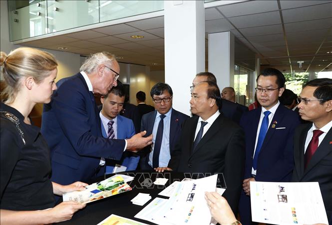 Trong ảnh: Thủ tướng Nguyễn Xuân Phúc tham quan khu triển lãm các dự án khởi nghiệp trong lĩnh vực nông nghiệp của một số công ty Hà Lan (7/2017). Ảnh: Thống Nhất-TTXVN