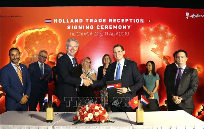 Trong ảnh: Bà Cora Van Nieuwenhuizen, Bộ trưởng Bộ Cơ sở hạ tầng và Quản lý nước Hà Lan chứng kiến lễ ký thỏa thuận hợp tác giữa các đối tác Việt Nam và Hà Lan (11/4/2019). Ảnh: Xuân Khu-TTXVN